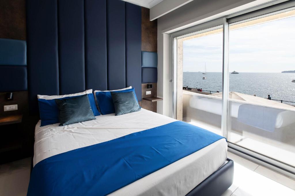 A bed or beds in a room at Imperatrice Suites