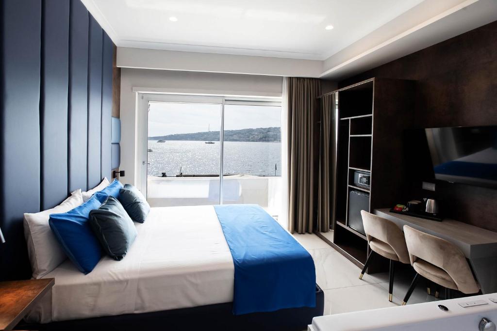 una camera da letto con un grande letto con una grande finestra di Imperatrice Suites a Napoli