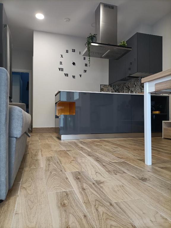 a kitchen with wooden flooring in a living room at Apto Izaro -Parking Gratis, Reformado- Gaztelugatxe y Gastronomía -Familias y Pareja in Bermeo