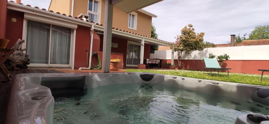 Hồ bơi trong/gần Maison Floirac 6 personnes avec spa
