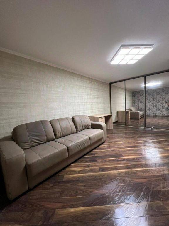 uma sala de estar com um grande sofá num quarto em Naruto holiday home em Ranelagh