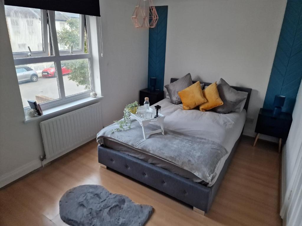 Un dormitorio con una cama con una mesa. en What a great location in Bromley with 4 bedrooms!, en Bromley