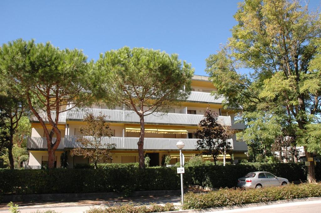 ein Gebäude mit einem davor geparkt in der Unterkunft Residence Verdemare in Lignano Sabbiadoro