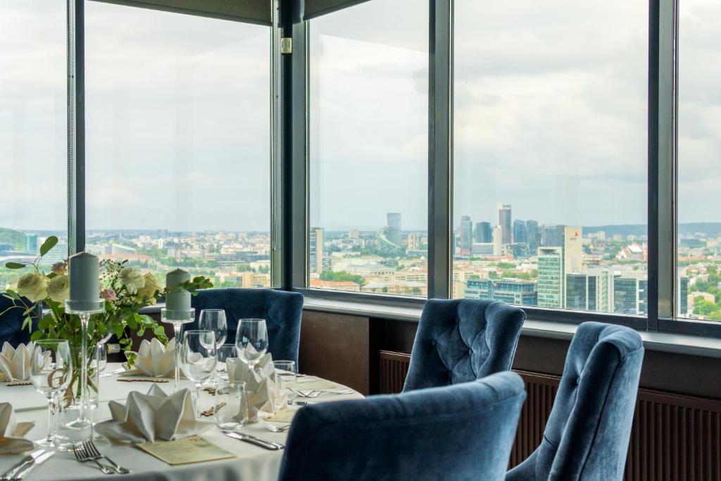 Posezení v ubytování VILNIUS PARK PLAZA HOTEL, Restaurant & Terrace, Panorama Bar, Conference & Banquet Center