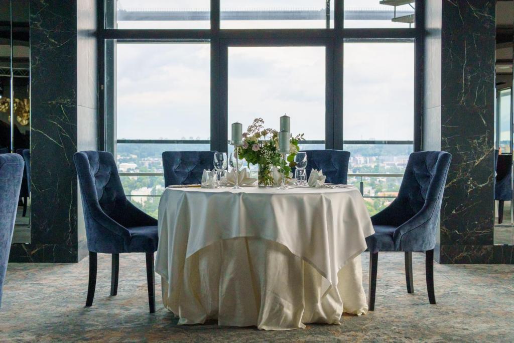 Posezení v ubytování VILNIUS PARK PLAZA HOTEL, Restaurant & Terrace, Panorama Bar, Conference & Banquet Center