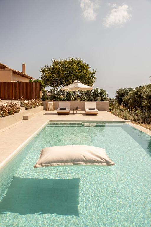 Bazén v ubytování AVERTOSIA Luxury Villas nebo v jeho okolí