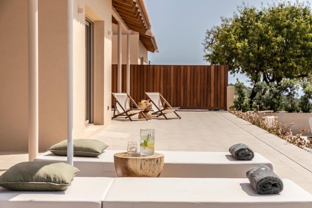 Balkón nebo terasa v ubytování AVERTOSIA Luxury Villas