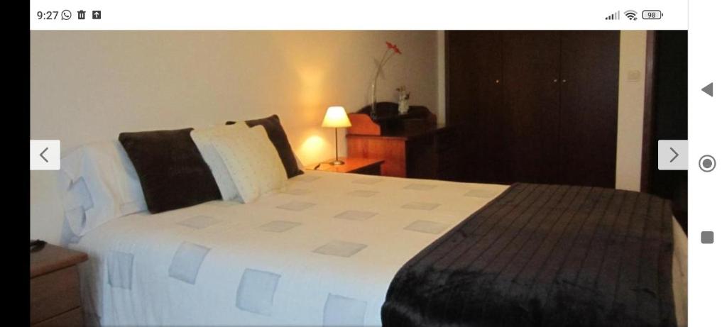 ヴィラ・ノヴァ・デ・ガイアにあるOceanView Apartment on Beach Near Portoのホテルルーム内のベッドルーム1室(大型ベッド1台付)