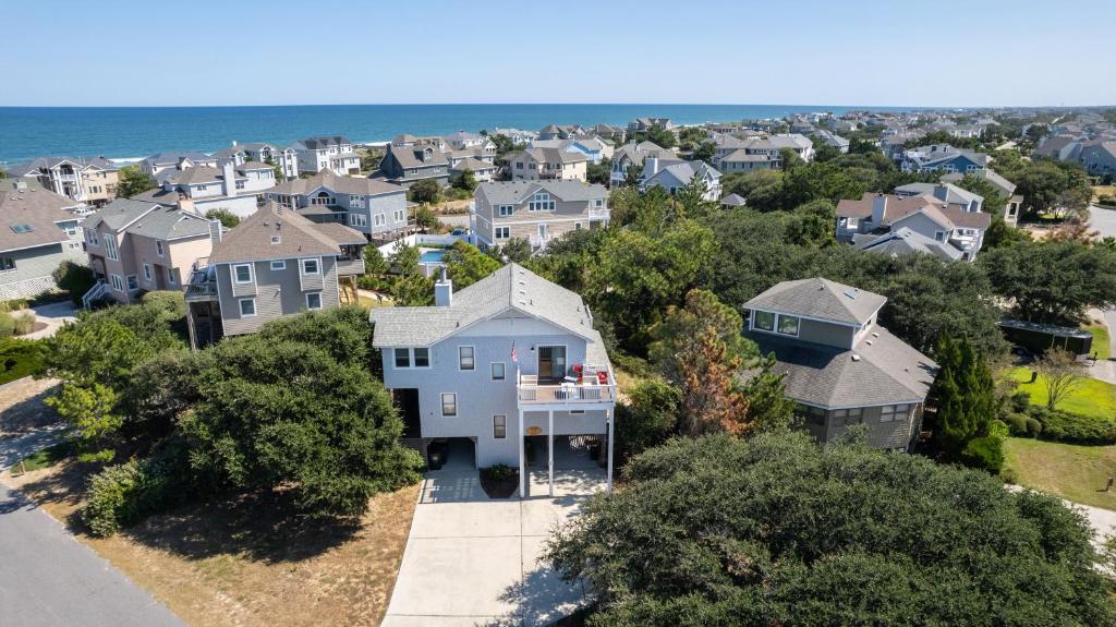 una vista aérea de un barrio residencial con casas en 136, Sto Lat By The Sea- Oceanside, Hot Tub, Community Amenities, Close to Beach!, en Corolla