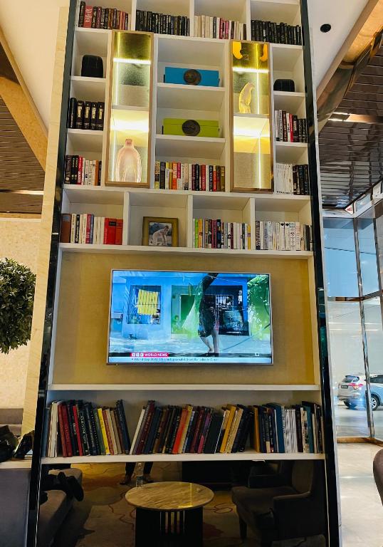 einen TV in einem Bücherregal mit Büchern in der Unterkunft Platinum KLCC &amp; Bukit Bintang in Kuala Lumpur