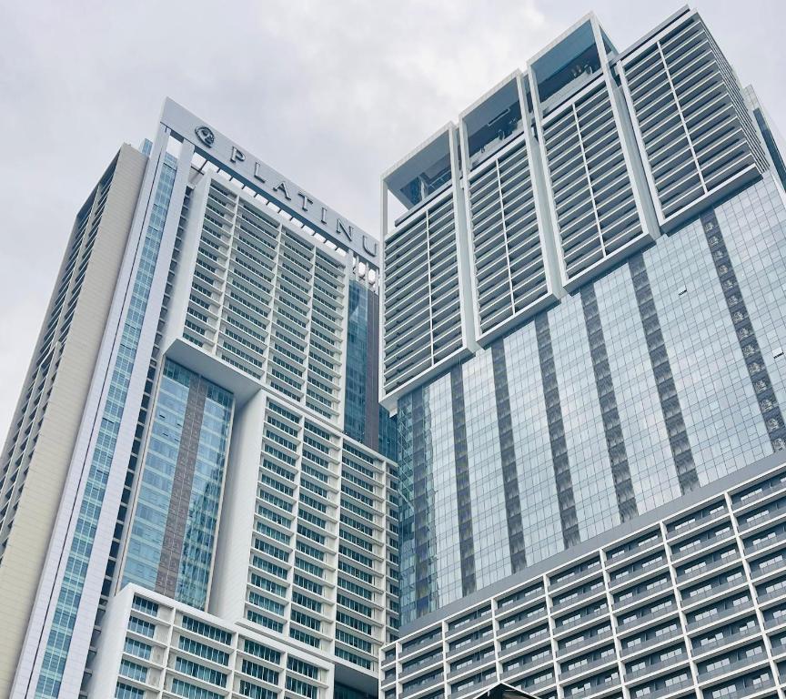 zwei hohe Wolkenkratzer in einer Stadt in der Unterkunft Platinum KLCC &amp; Bukit Bintang in Kuala Lumpur