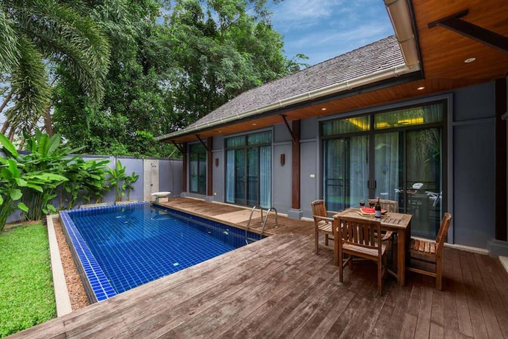 Bazén v ubytování Villa Flores by Tropiclook nebo v jeho okolí