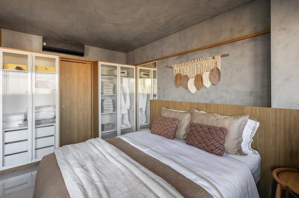 sypialnia z dużym łóżkiem i szafami w obiekcie Studio Bali w mieście Campo Grande