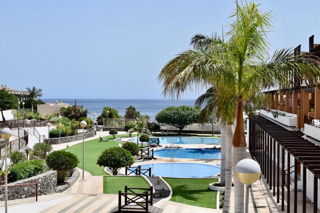 een uitzicht op een resort met een zwembad en de oceaan bij Barista Homes in San Miguel de Abona