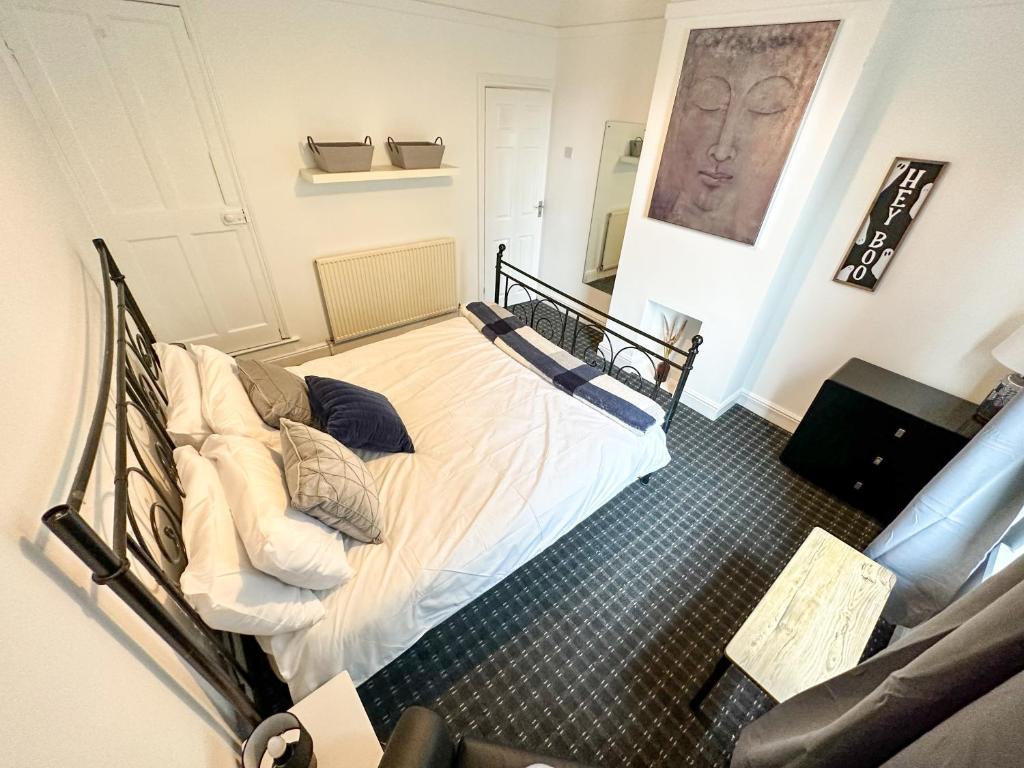 sypialnia z łóżkiem w pokoju w obiekcie Spacious Town House w mieście Wyken