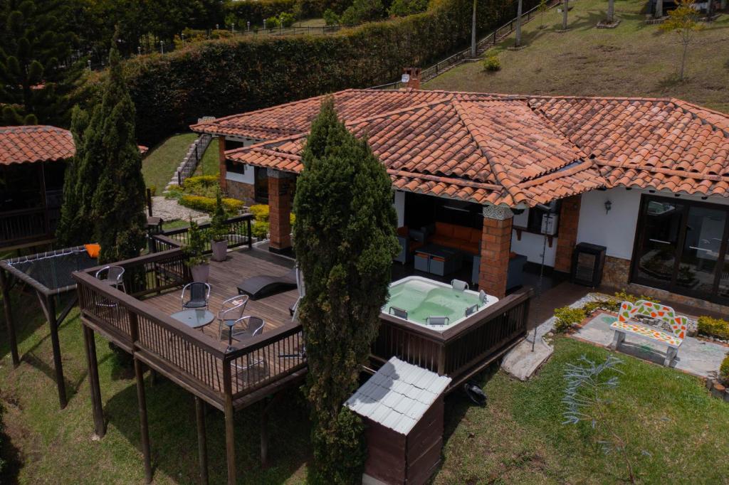 una vista aérea de una casa con techo de baldosa en CASA CAMPESTRE MONTECARLO Guatapé- desayuno a pareja, en Guatapé