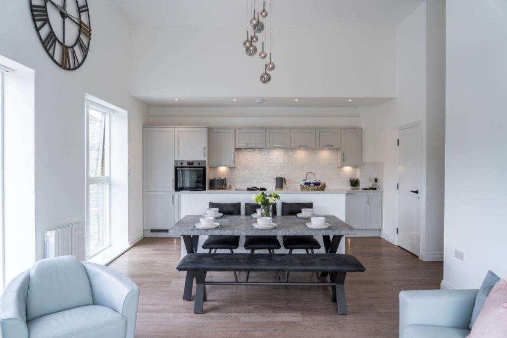 cocina y sala de estar con mesa y sillas en The Sidings, Luxury Penthouse, Haworth, en Haworth