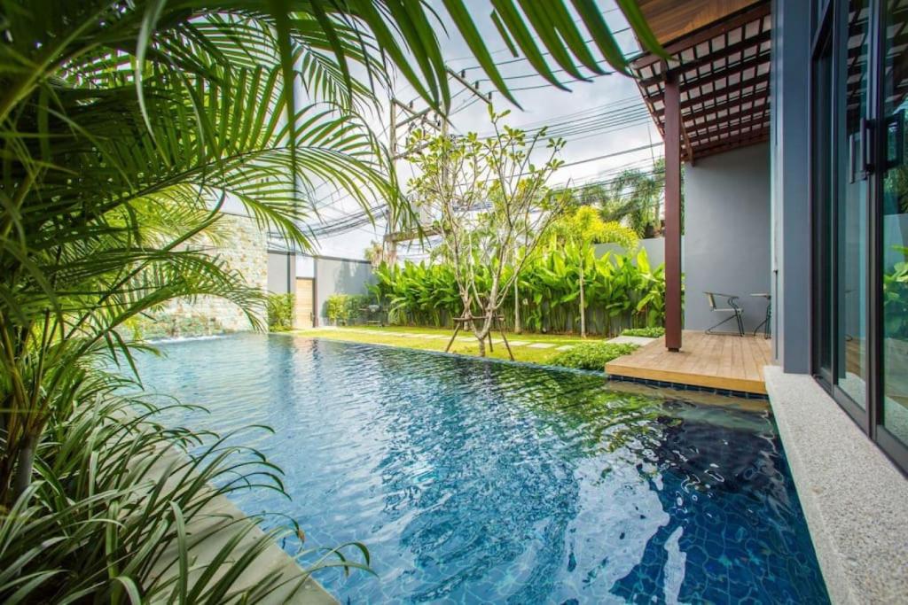 Bazén v ubytování Villa Ata by Tropiclook Saiyuan style Nai Harn beach nebo v jeho okolí