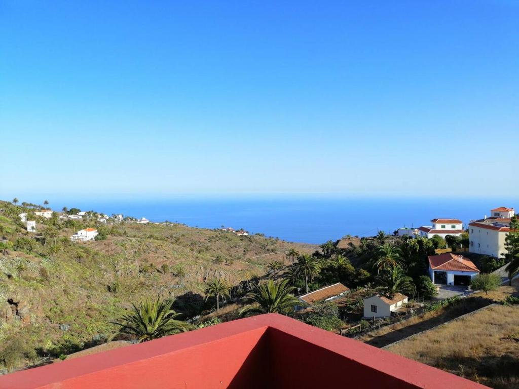 uma vista para o oceano a partir do telhado de uma casa em Casa Niebla - Zona Rural - Alajeró em Alajeró