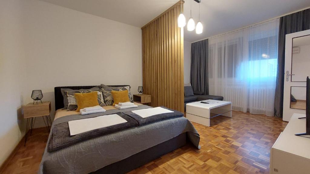 sypialnia z łóżkiem i krzesłem w obiekcie BMM LUX APARTMENT w mieście Voždivac