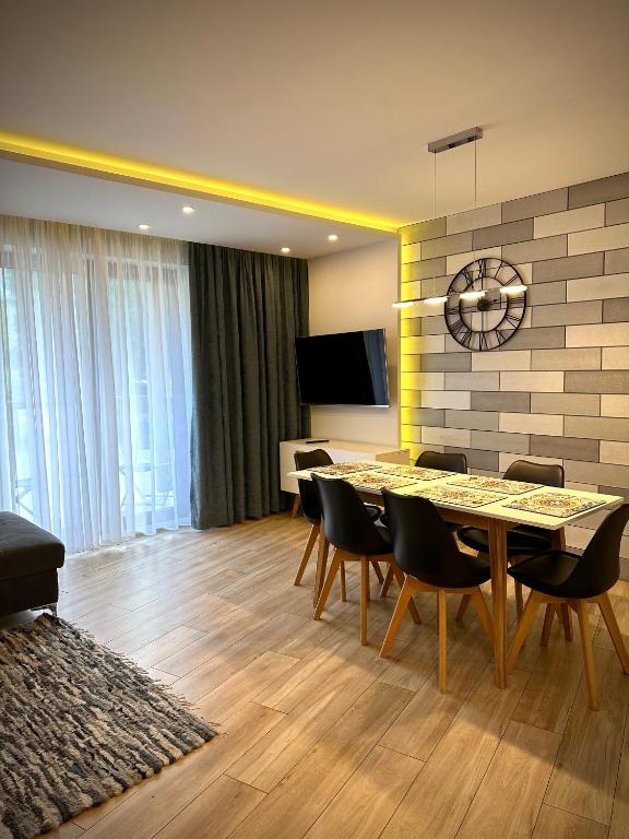 Televízia a/alebo spoločenská miestnosť v ubytovaní Apartamenty Gubałówka