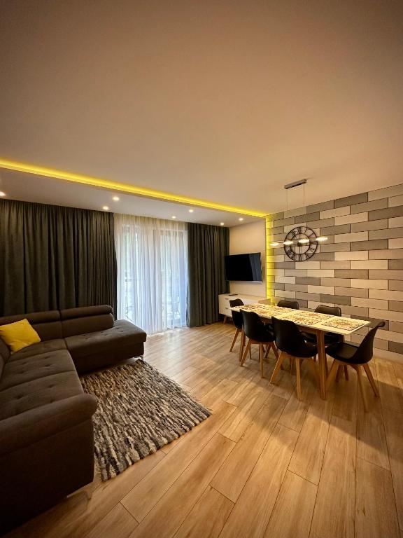 Televízia a/alebo spoločenská miestnosť v ubytovaní Apartamenty Gubałówka