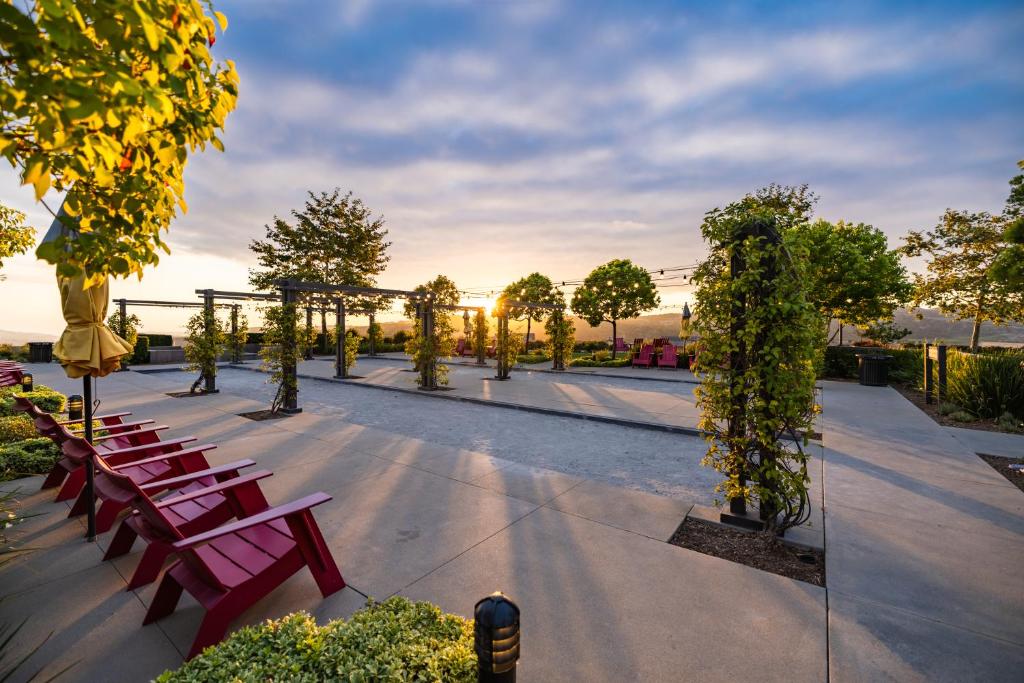 une rangée de bancs dans un parc arboré dans l'établissement @Marbella Lane -Amazing 5BR Home in Rancho Mission, à Ladera Ranch