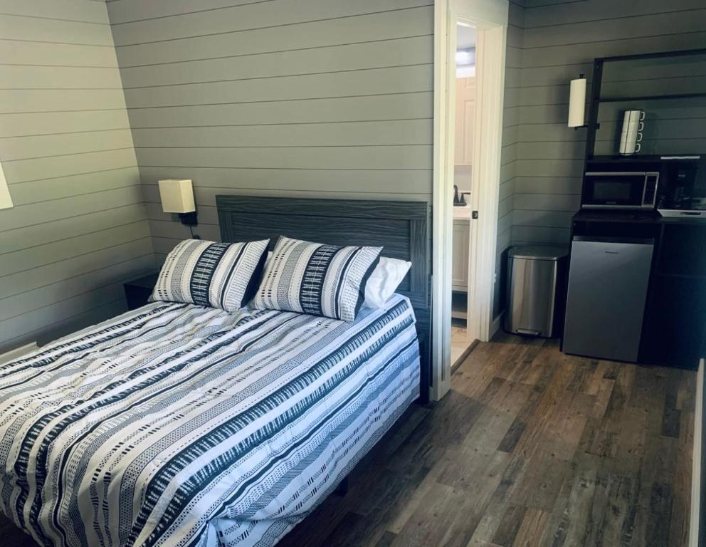 1 dormitorio con 1 cama con 2 almohadas en TeePee Room 7- Newly Renovated, en Roscommon