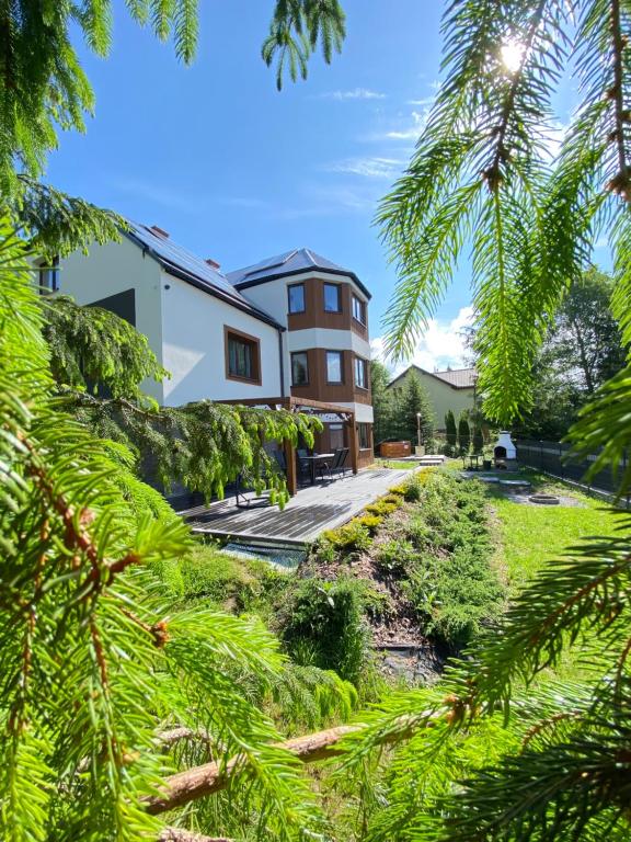 a view of the house from the garden at Istebna Pełna Chata II in Istebna