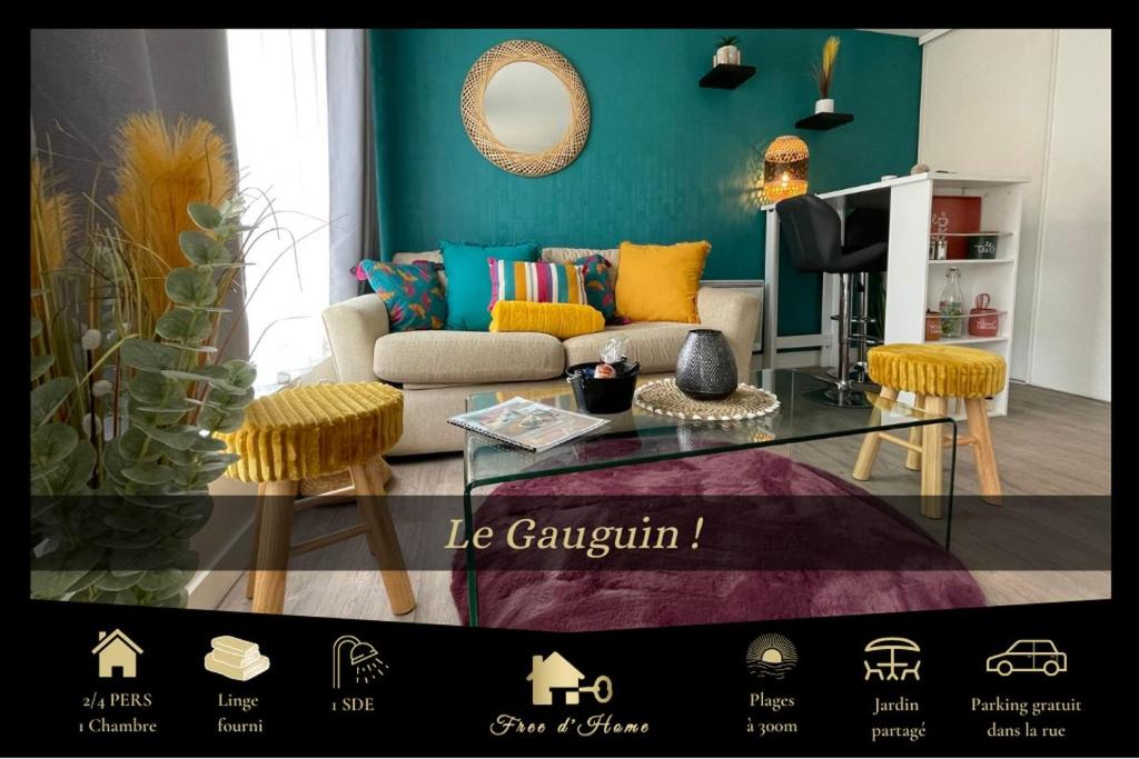 uma sala de estar com um sofá e uma mesa em LE GAUGUIN, T2 Cosy, 2-4 Pers, à 300m des plages em Clohars-Carnoët