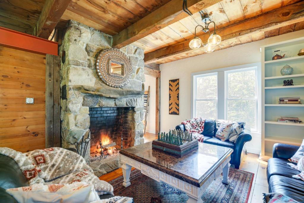 - un salon avec une cheminée en pierre dans l'établissement Luxe 14-Acre Vermont Countryside Vacation Rental!, à East Orange