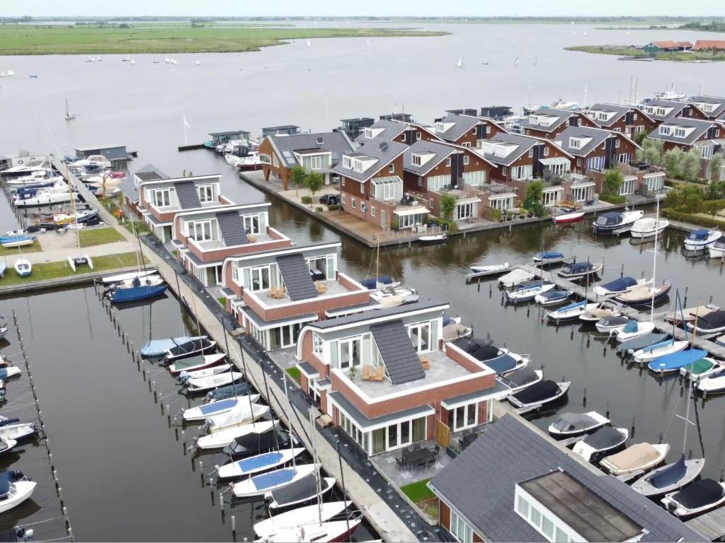 een luchtzicht op een haven met huizen en boten bij Lakehouse I in Uitgeest