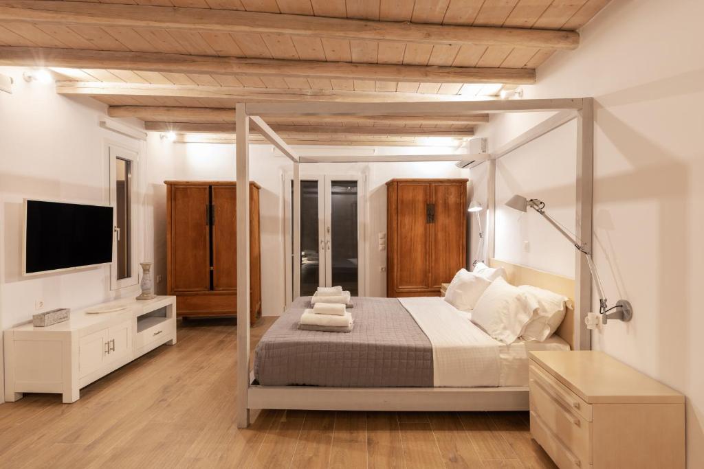 Posteľ alebo postele v izbe v ubytovaní Mykonos Actor’s Villa. 3 bedrooms, private pool.