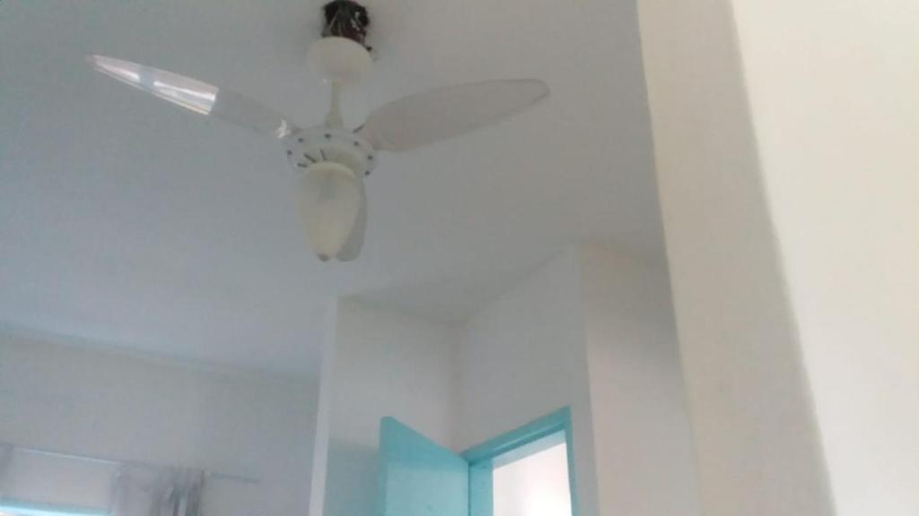 a ceiling fan hanging from a white ceiling at Antonia Hospedaria 1 in Búzios