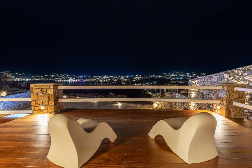 Balkón alebo terasa v ubytovaní Mykonos Actor’s Villa. 3 bedrooms, private pool.