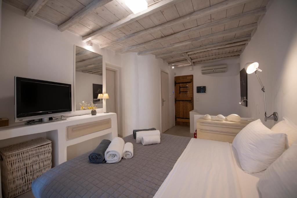 Posteľ alebo postele v izbe v ubytovaní Mykonos Actor’s Villa. 3 bedrooms, private pool.