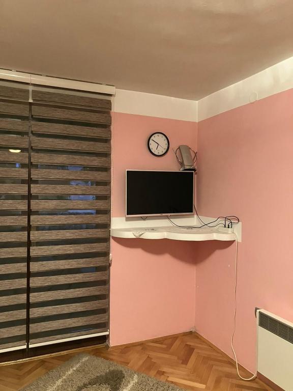 TV o dispositivi per l'intrattenimento presso Apartmani Rada