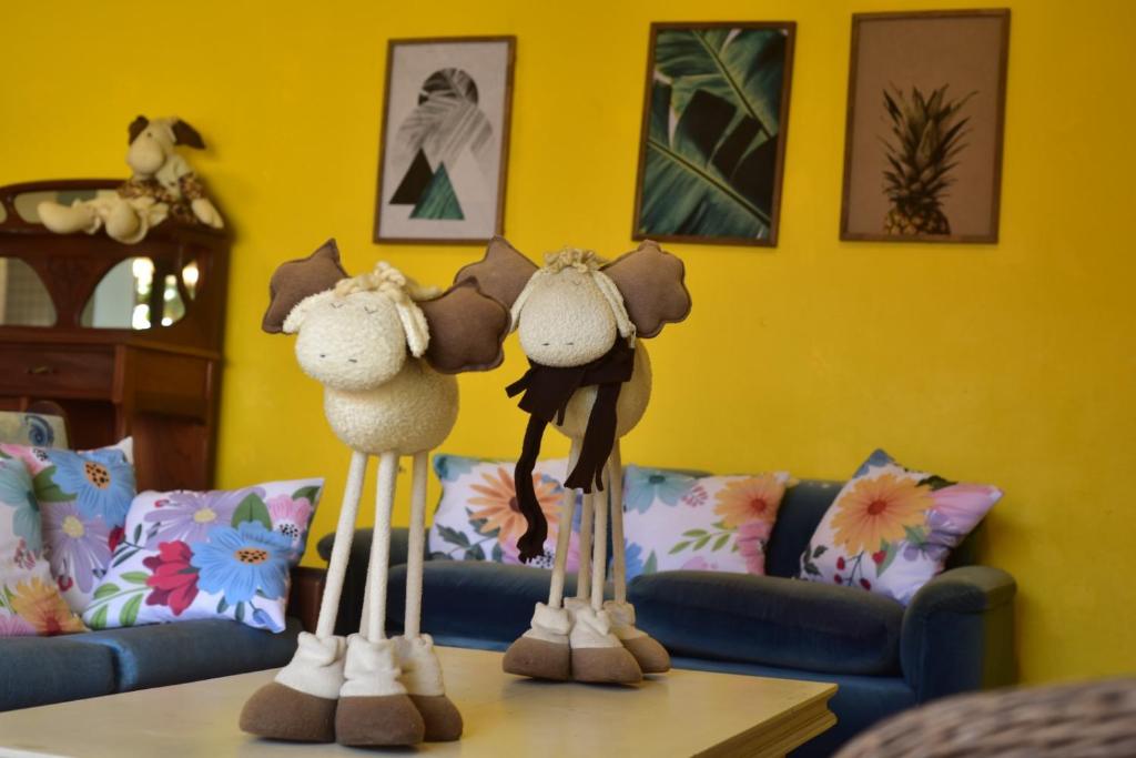 dwa wypchane zwierzęta na stole w salonie w obiekcie Pousada Quintal ! w mieście Xangri-lá