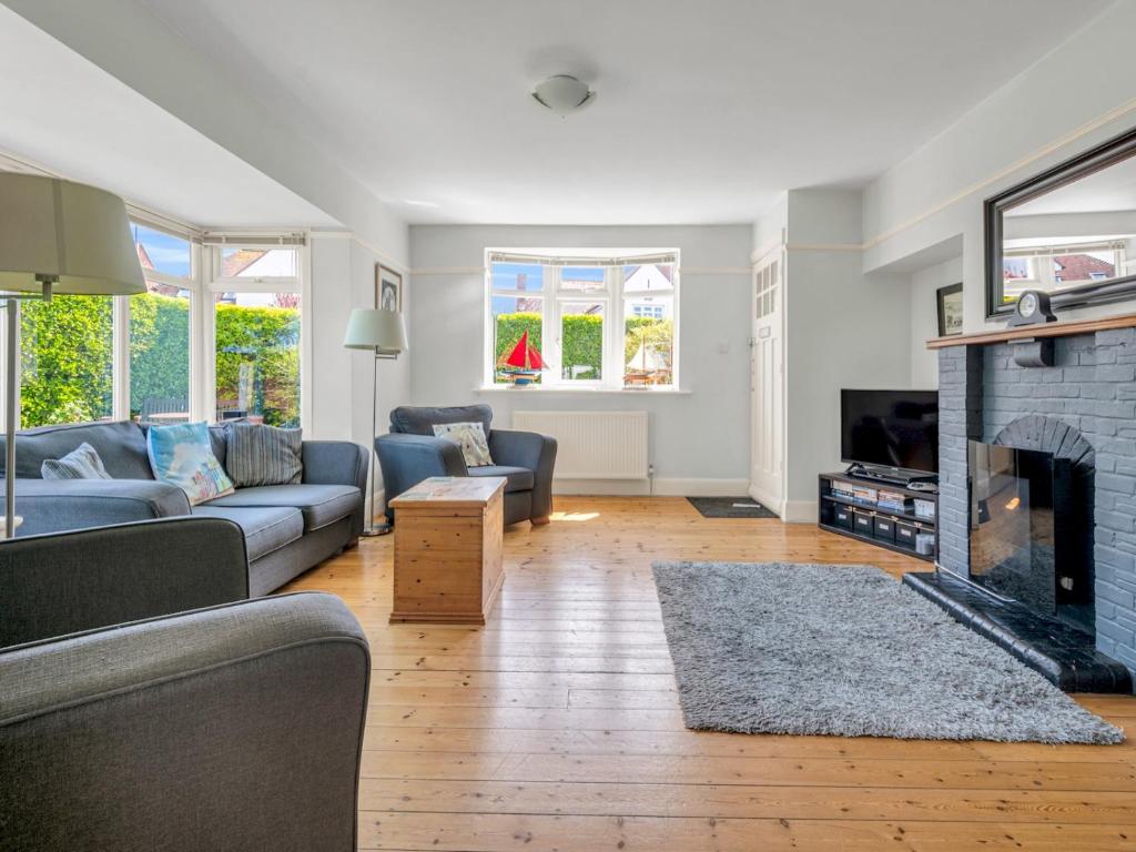 ein Wohnzimmer mit einem Sofa und einem Kamin in der Unterkunft Pass the Keys Little Haven A stunning Bungalow in Minnis Bay in Birchington
