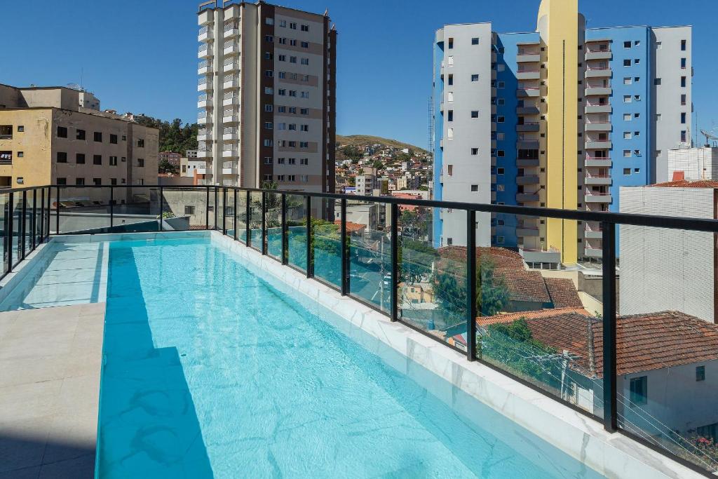 Bazén v ubytování Studio perfeito em Poços de Caldas MG PGO310 nebo v jeho okolí