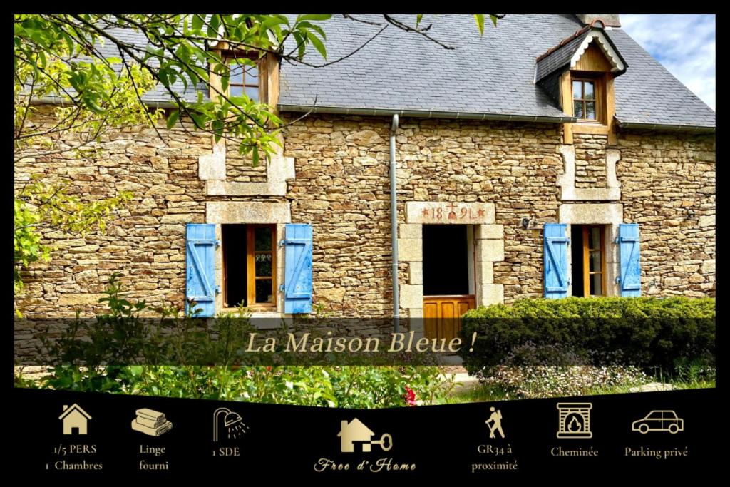 uma casa de pedra com um sinal em frente em LA MAISON BLEUE,authenticité, nature, simplicité, 2-5 personnes, Moëlan sur Mer em Moëlan-sur-Mer