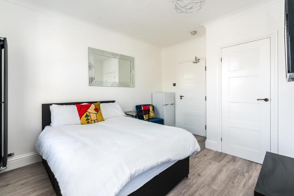 Voodi või voodid majutusasutuse Nicely Furnished double room - Close to Croydon Hospital toas