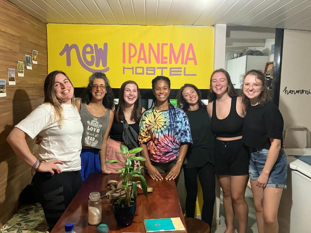 um grupo de mulheres em pé em frente a uma mesa em Hostel New Ipanema no Rio de Janeiro