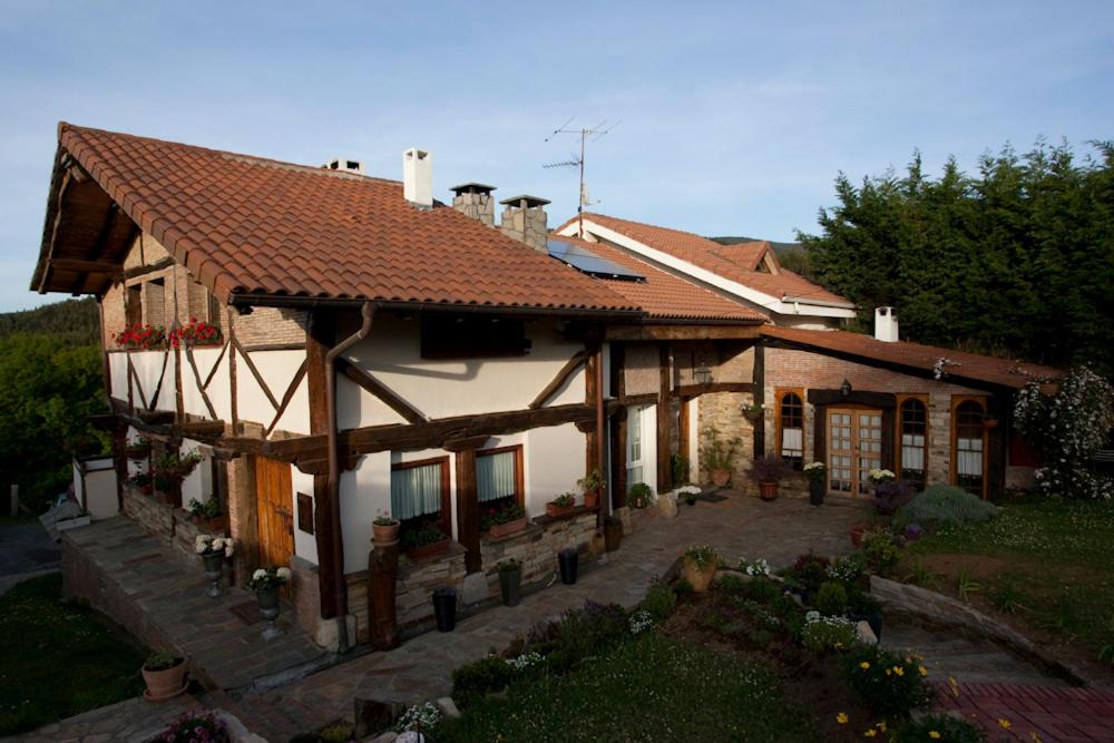 una casa grande con techo en Bisalde, en Bakio