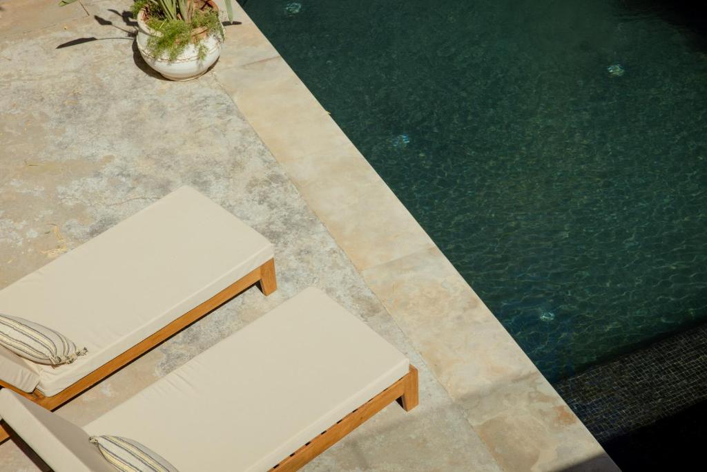 Bazén v ubytování Les Palmiers Boutique Hôtel & Spa nebo v jeho okolí