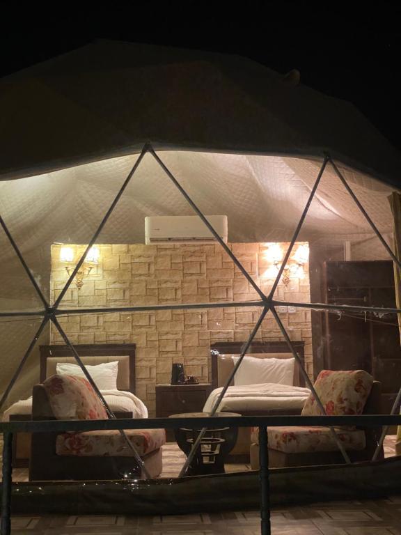 pokój z 2 łóżkami w namiocie w obiekcie Wadi Rum sky Camp w mieście Wadi Rum