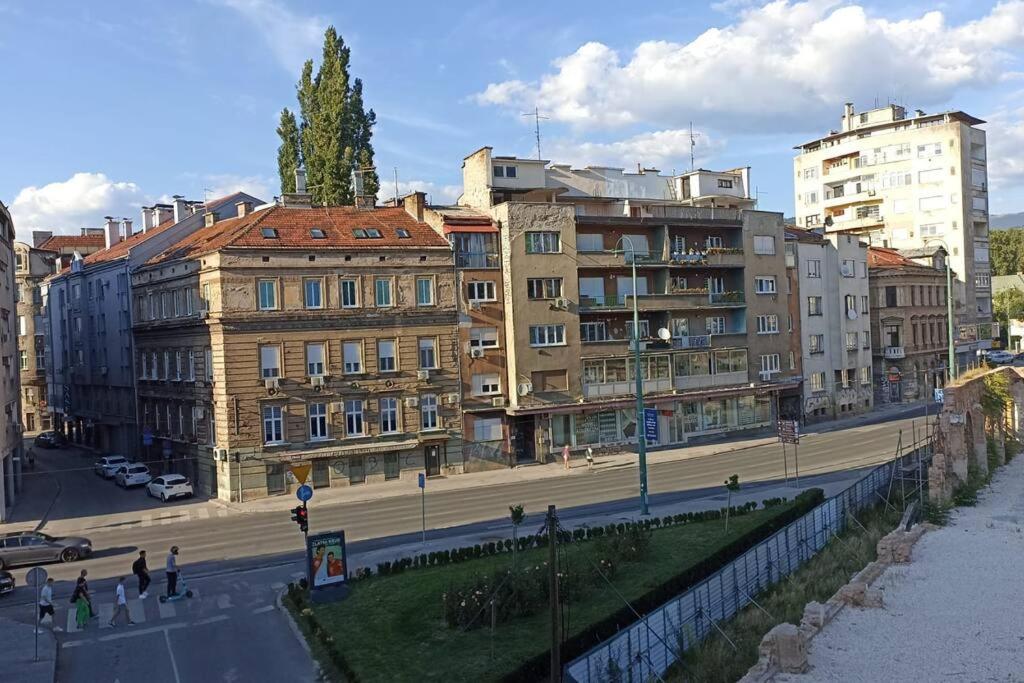 un groupe de bâtiments dans une ville avec une rue dans l'établissement Apartman Nostalgia u Sarajevu, à Sarajevo