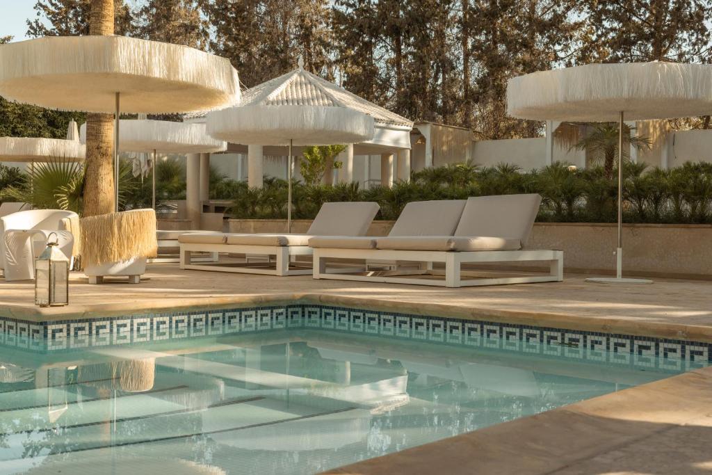 Bazén v ubytování Les Palmiers Boutique Hôtel & Spa nebo v jeho okolí