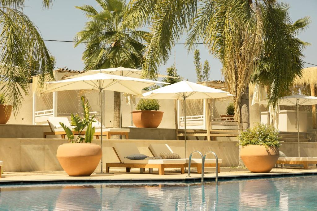 Bazén v ubytování Les Palmiers Boutique Hôtel & Spa nebo v jeho okolí
