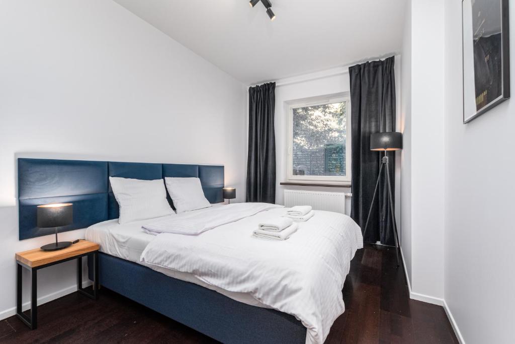 Postel nebo postele na pokoji v ubytování Apartamenty Piękna 28A by Your Freedom